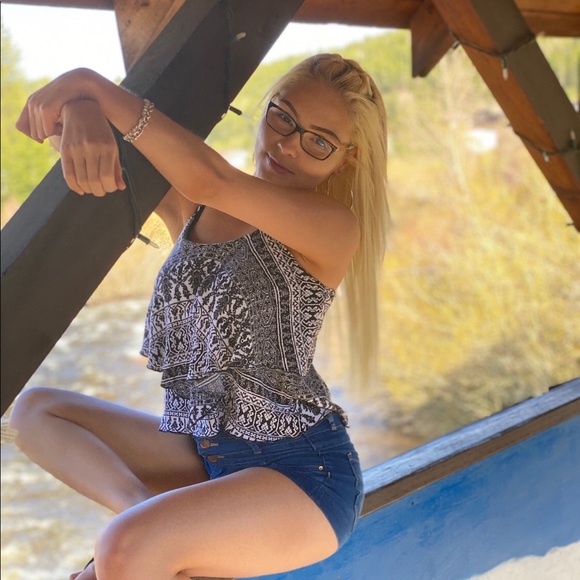 Meet your Posher, Sabrina - Picture 1 of 4